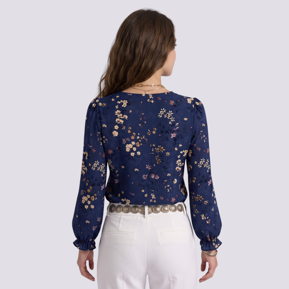 Une chemise fleurie au charme naturel et raffiné